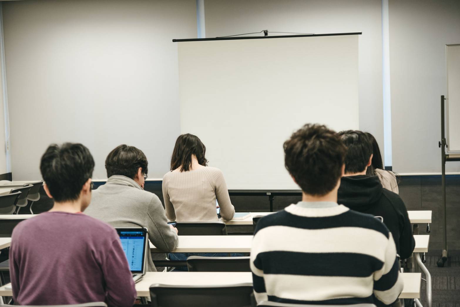 会場で講習を受ける参加者の後ろ姿