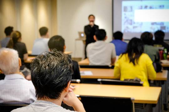 講師の説明を聞く講習会参加者